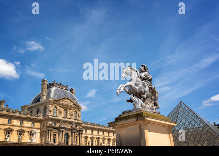 Cortile principale del palazzo del palazzo del Louvre e con una statua equestre di re Luigi XIV Foto Stock