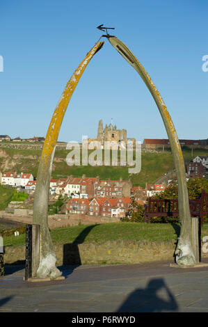 La Whitby osso di balena Arch frame che la vista sopra la città balneare con la Chiesa di Santa Maria e Whitby Abbey sulla cima della collina. Foto Stock