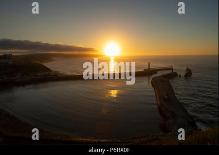 Un estate tramonto sul porto di Whitby nel Nord Yorkshire coast Foto Stock