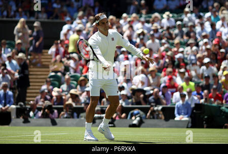 Roger Federer si riscalda per questa partita il giorno uno dei campionati di Wimbledon al All England Lawn Tennis e Croquet Club, Wimbledon. Foto Stock