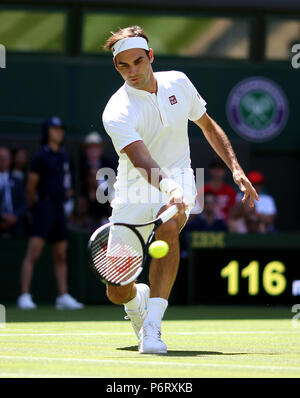 Roger Federer si riscalda per questa partita il giorno uno dei campionati di Wimbledon al All England Lawn Tennis e Croquet Club, Wimbledon. Foto Stock