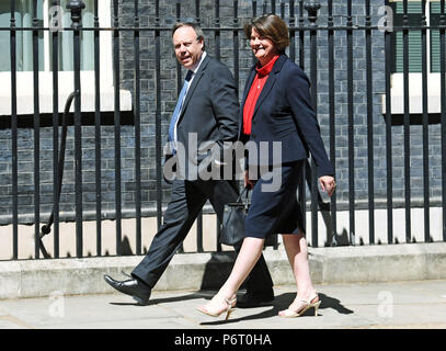 Arlene Foster, leader dei democratici di partito unionista, e il partito della vice leader, Nigel Dodds, arrivare a Downing Street per un incontro con il Primo ministro, Theresa Maggio, Foto Stock