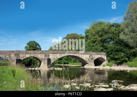 Ponte Edisford, Clitheroe, Lancashire, Regno Unito. Il ponte è uno dei principali valichi di frontiera sul fiume Ribble. Foto Stock