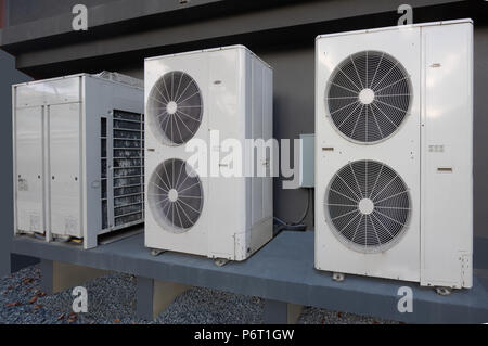 Aria condizionata e unità di riscaldamento al di fuori di un complesso di appartamenti Foto Stock