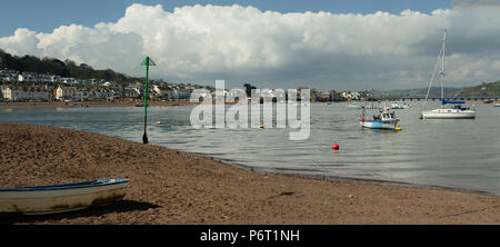 Barche ormeggiate nel estuario Teign a Teignmouth, guardando al di là del fiume di Shaldon. Foto Stock