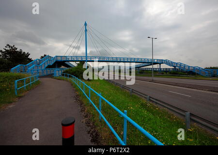 Un abbastanza recentemente costruita road attraversando ponte per pedoni e ciclisti per permettere un attraversamento in sicurezza di questa strada trafficata la A4241 Foto Stock