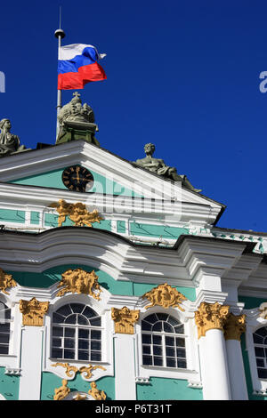 Battenti bandiera russa, statue di bronzo e il clock del Museo Statale Ermitage di San Pietroburgo, Russia Foto Stock