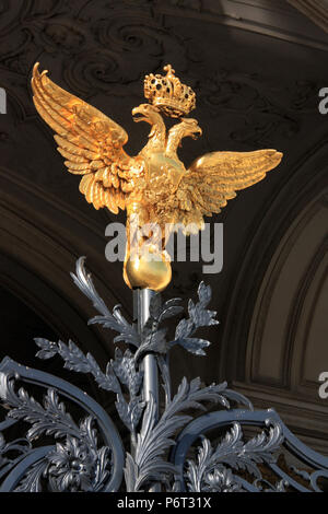 Aquila a due teste a guardia del modellato cancellata in ferro battuto del Hermitage di San Pietroburgo, Russia Foto Stock