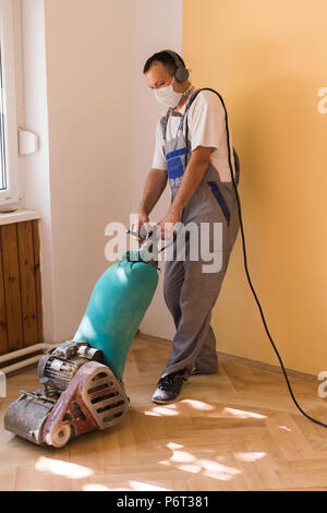 Le ristrutturazioni e levigatura di parquet Foto Stock