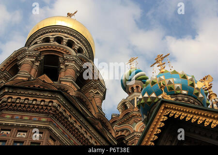 Le colorate cupole a cipolla della Chiesa del Salvatore sul Sangue versato a San Pietroburgo, Russia Foto Stock