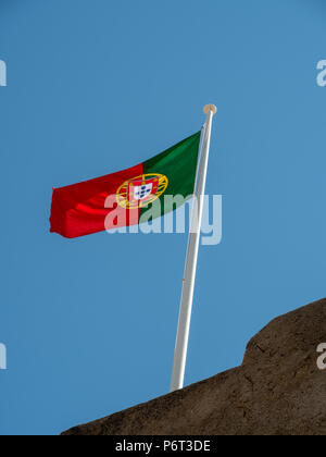 Bandiera portoghese a Castro Marim Castello, Algarve, PORTOGALLO Foto Stock