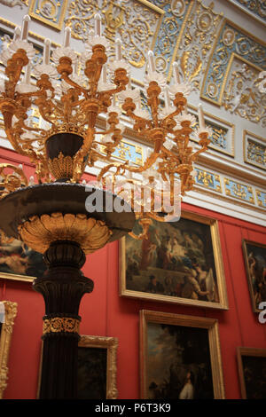 Golden candelabro in Italiana Piccola sala lucernario dello Stato Museo Hermitage di San Pietroburgo, Russia Foto Stock