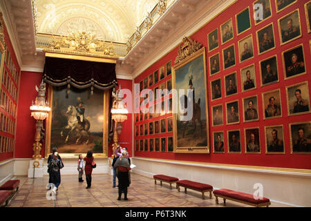 Le persone in cerca di opere d'arte all'interno della Hall of Fame Portrait Gallery di Guerra Patriottica del 1812 allo Stato Museo Hermitage di San Pietroburgo, Russia Foto Stock