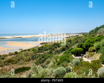 Vista della costa sotto Forte de Cacela, Algarve, PORTOGALLO Foto Stock