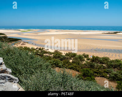 Vista della costa sotto Forte de Cacela, Algarve, PORTOGALLO Foto Stock