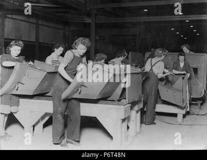 Lavoratori di sesso femminile in fabbrica Ford di seconda guerra mondiale Foto Stock