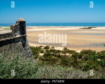 Vista della costa sotto Forte de Cacela, Algarve, PORTOGALLO Foto Stock