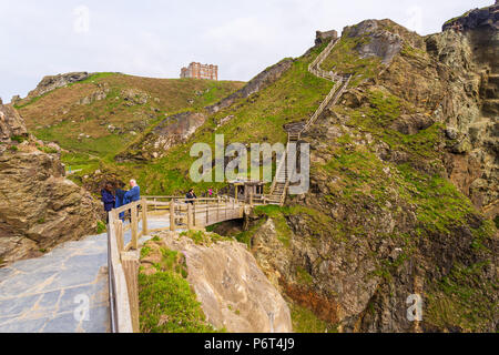 Tintagel, Regno Unito - 02 Maggio, 2014: Vista di Tintagel Isola e leggendario castello di Tintagel rovine su una giornata di primavera. Foto Stock