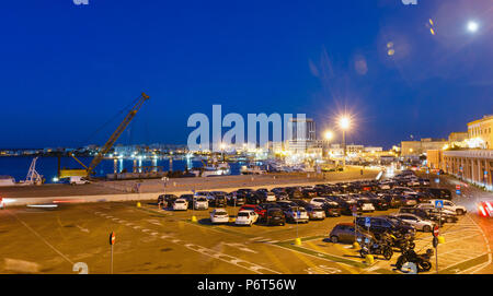 GALLIPOLI, Italia - Giugno 08, 2017: sera al tramonto a Gallipoli, provincia di Lecce, Puglia, Italia meridionale. Foto Stock