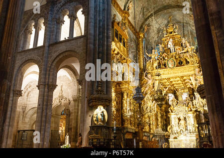 Santiago de Compostela, Spagna - 14 Maggio 2016: cattedrale chiesa all'interno della plafoniera di vista. Edificio in 12-18th-secolo. Foto Stock