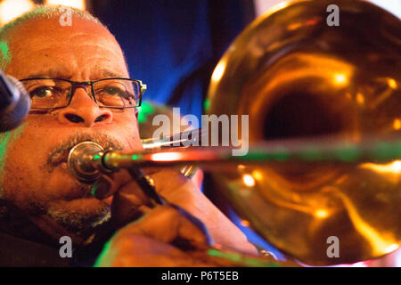 Londra REGNO UNITO 22 aprile 2018 trombonista Fred Wesley al CLF cafe in Peckham, Londra del sud. Foto Stock