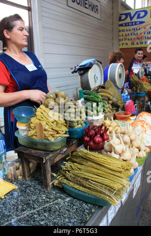 Saleswomen su un mercato ortofrutticolo a San Pietroburgo, Russia, che vendono di tutto ciò che i media cittadino russo piace mangiare con vodka Foto Stock