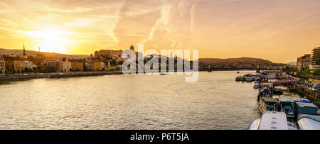 Vista del lato di Buda di Budapest e Castello di Buda dal fiume del Danubio al tramonto Foto Stock