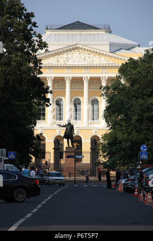 Monumento a Alexander Pushkin di fronte al Museo Russo all'interno del Palazzo Mikhailovsky a San Pietroburgo, Russia Foto Stock