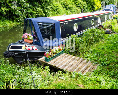 Barca stretta, Ufton Nervet, Fiume Kennet, Berkshire, Inghilterra, Regno Unito, GB. Foto Stock