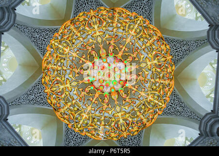 Lampadario principale in Sheikh Zayed Grande Moschea di Abu Dhabi, Emirati arabi uniti Foto Stock