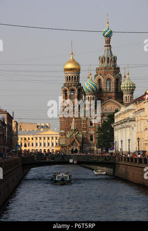 Le colorate cupole a cipolla della Chiesa del Salvatore sul Sangue versato a San Pietroburgo, Russia Foto Stock