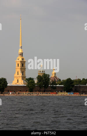 Il Pietro e Paolo Cattedrale è situato all'interno della Fortezza di Pietro e Paolo, che fu costruito su un'isola sul fiume Neva a San Pietroburgo, Russia Foto Stock