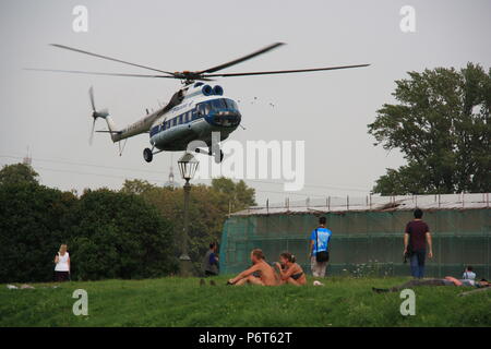 Baltic Airlines Mil Mi-8 di atterraggio per elicotteri accanto alla Fortezza di Pietro e Paolo a San Pietroburgo, Russia Foto Stock