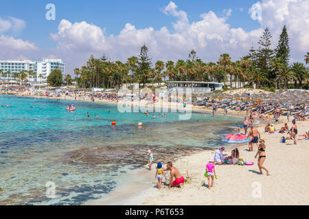 I turisti sulla spiaggia di Nissi, Nissi Bay nei pressi di Ayia Nappa, Cipro Foto Stock