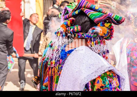 Parramos, Guatemala - 29 dicembre 2016: locali indigene donna vestita di acconciatura di cerimoniale & costume partecipa alla cerimonia religiosa Foto Stock