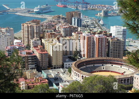 Una vista della corrida con NCL Jade in background al porto di Malaga Foto Stock
