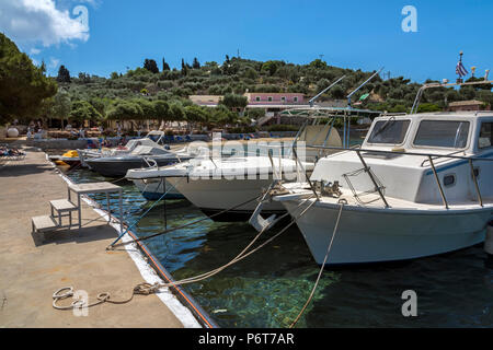 Barche ormeggiate a Mongonssi Bay, Paxos. Foto Stock