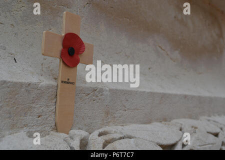 Il papavero e croce di legno posta sul memoriale Thiepval, Somme, Francia, in ricordo della Prima Guerra Mondiale morti Foto Stock