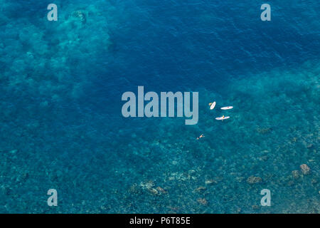 Vista aerea di persone che fanno la pala sul sul mare tropicale. Foto Stock