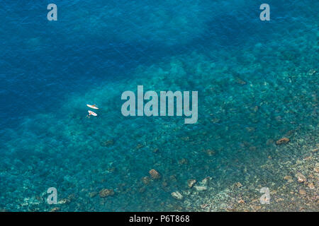 Vista aerea di persone che fanno la pala sul sul mare tropicale. Foto Stock