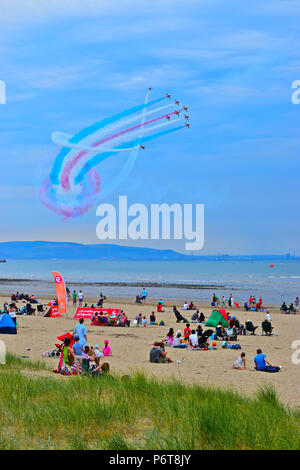 Il Royal Air Force Aerobatic Team, le frecce rosse,eseguendo una spettacolare esibizione a Swansea Air Show che si svolge sulla Baia di Swansea ogni estate Foto Stock
