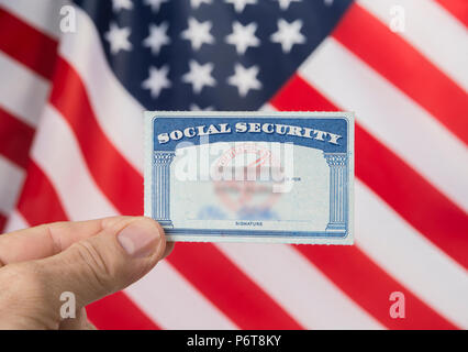 Tessera di previdenza sociale e Resident alien card. Carta verde american dream concept Foto Stock