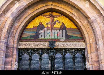 95 Tesi Lutero porta la crocifissione di Gesù il castello di mosaico Chiesa Schlosskirche Lutherstadt Wittenberg in Germania. Porta dove Lutero pubblicato 95 tesi di laurea 1517 st Foto Stock