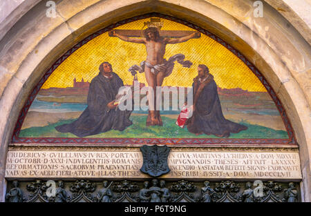 95 Tesi Lutero porta la crocifissione di Gesù il castello di mosaico Chiesa Schlosskirche Lutherstadt Wittenberg in Germania. Porta dove Lutero pubblicato 95 tesi 1517 st Foto Stock