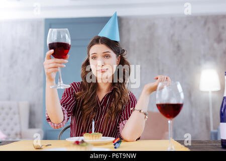 Donna rendendo divertente faccia pur frequentando la festa di compleanno Foto Stock