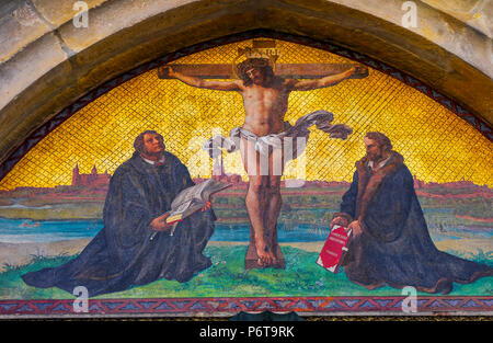 95 Tesi Lutero porta la crocifissione di Gesù il castello di mosaico Chiesa Schlosskirche Lutherstadt Wittenberg in Germania. Porta dove Lutero pubblicato 95 tesi di laurea 1517 st Foto Stock