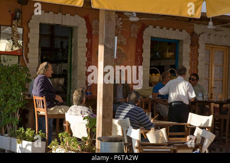 Kafenion tradizionale nella piazza principale, Gaios, Paxos, Grecia Foto Stock