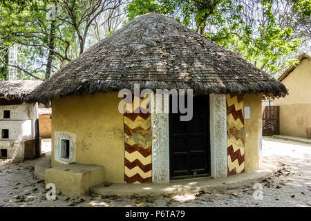 Esposizione di una circolare Banni capanna con il tetto di paglia con erbacce locale e la forma protegge dai venti del deserto, Nazionale Artigianato Museum di New Delhi, Delhi, India Foto Stock