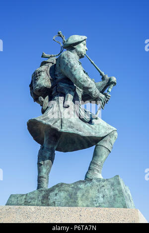 Statua di Bill Millin, personal piper di Lord Lovat Fraser la cui commandos sbarcati sulla spiaggia di spada sul D-Day, Colleville-Montgomery, Normandia, Francia Foto Stock