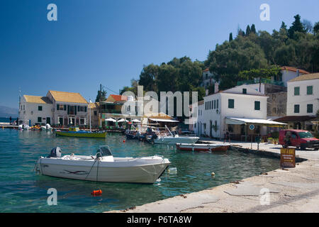 Il grazioso e piccolo villaggio Harbourside di Loggos, Paxos, Grecia Foto Stock